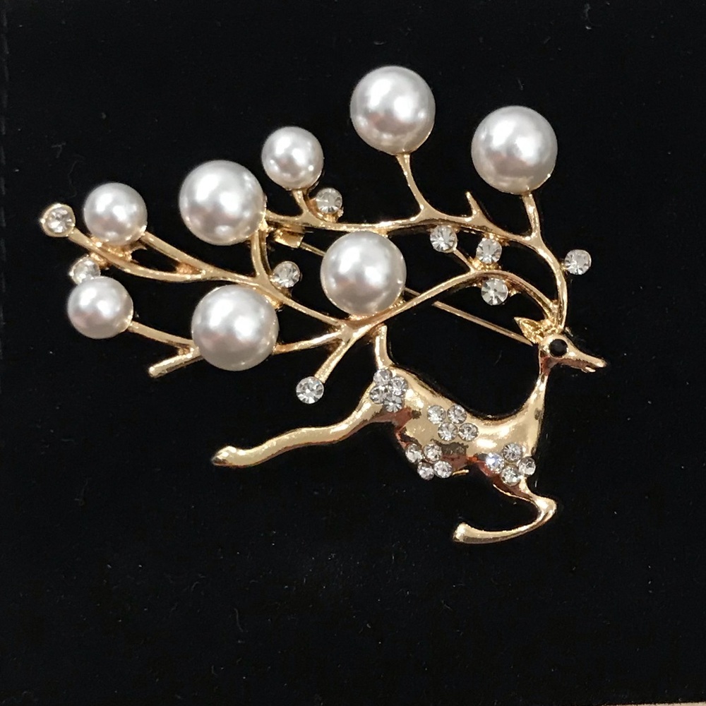 Reindeer pin brooch